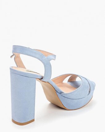 Миниатюра фотографии Босоножки clowse