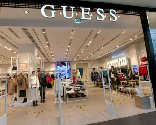 Фотография обувного магазина GUESS