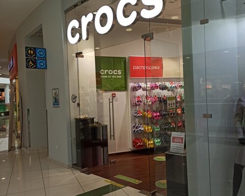 Фотография обувного магазина Crocs