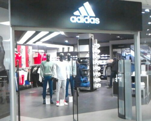 Фотография обувного магазина  Adidas