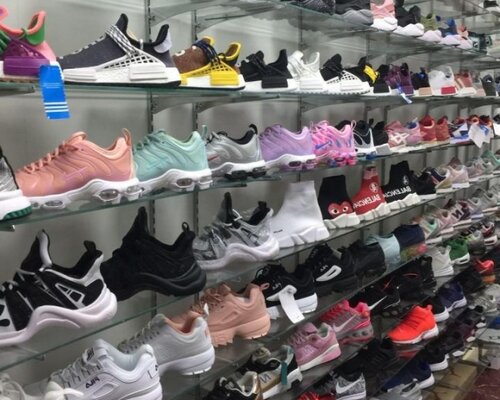 Фотография обувного магазина Магазин одежды и обуви