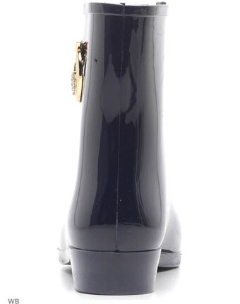 Миниатюра фотографии Резиновые сапоги, деревья