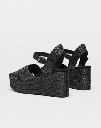 Миниатюра фотографии Босоножки stradivarius