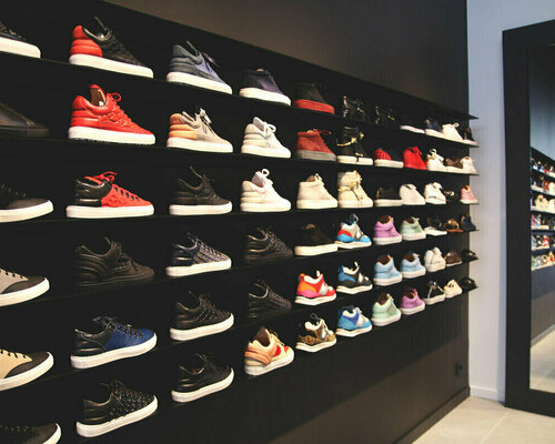 Фотография обувного магазина Магазин кроссовок