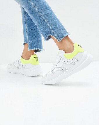 Миниатюра фотографии Кроссовки guess